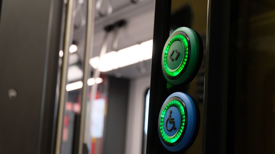 offene Zugtür mit aktiven, grün leuchtenden Türöffnungsschaltern